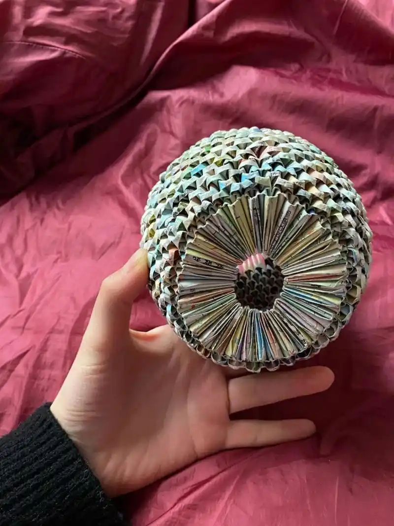 过年回家翻出来学生时代把书本撕下来折成小三角 拼成这个菠萝笔筒?