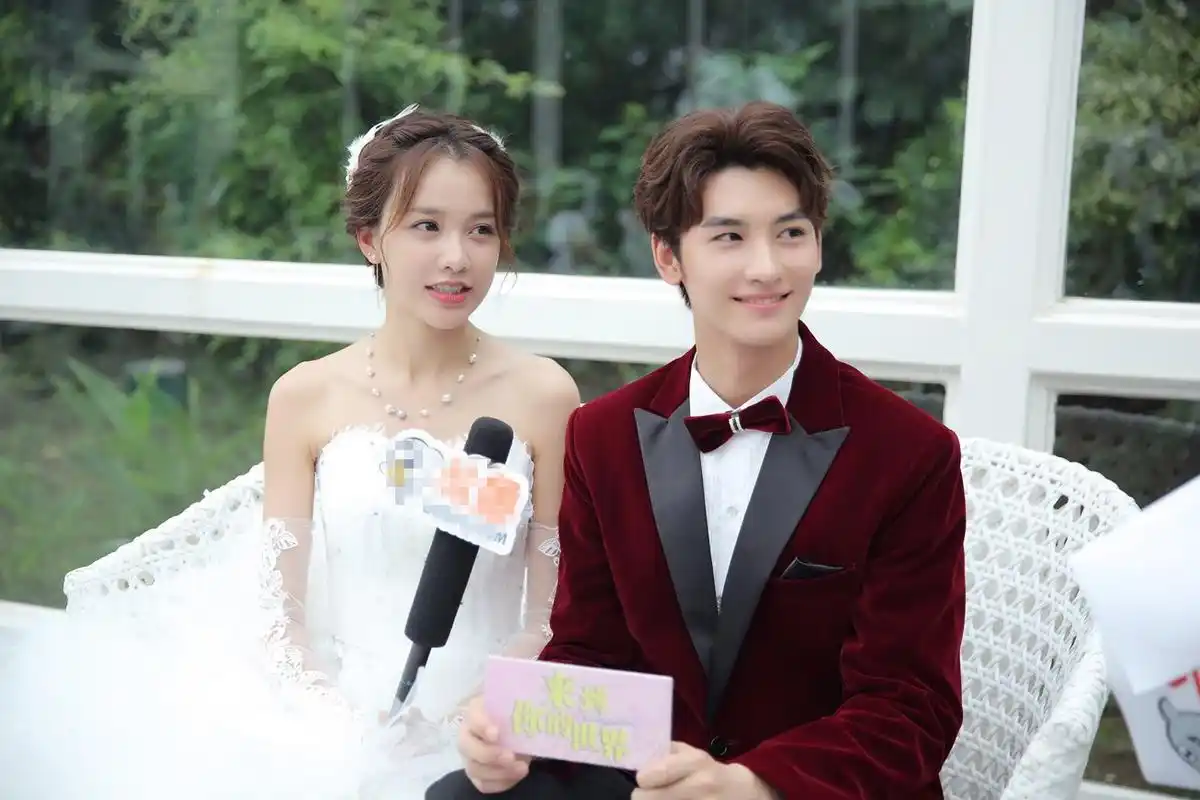 《来到你的世界》探班黄一琳 一袭白纱展校花气质