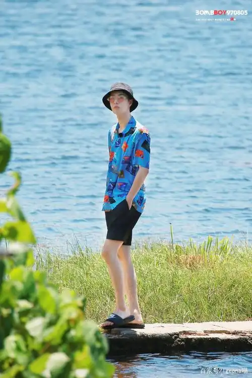 王一博:满满少年感绝了,花衬衫更是为夏日海边,带来丝丝清爽