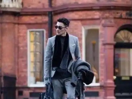 亲兄弟不同命,弟弟衣帽间名牌值2亿,哥哥却在狱中以泪洗面_胡兵_胡东