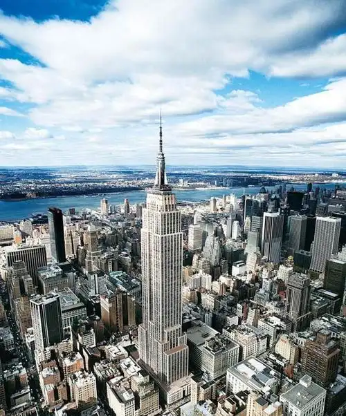 人们认为即使帝国大厦的高度被不断超越,它仍然是纽约和美国的象征,是