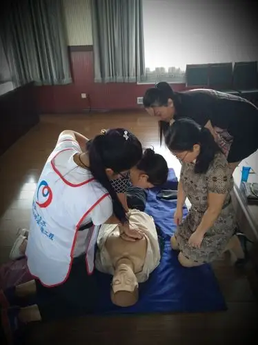 阳煤总院护理志愿者对阳煤三矿女职工进行心肺复苏普及培训