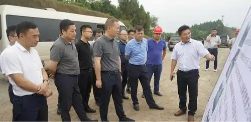 7月10日上午,县委副书记,县政府县长王岳率队调研交通项目建设工作