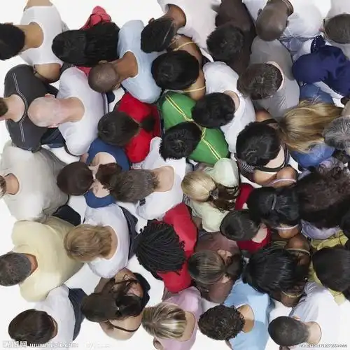 排队挤在一起的人群图片