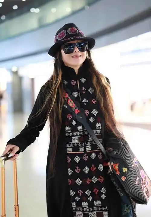 原创杨丽萍究竟是仙还是妖踩三寸金莲不怕摔领奖服装真是妖艳