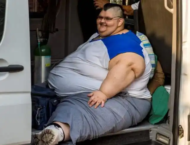 1200斤重的大胖男,为避免早逝,插着氧气管锻炼