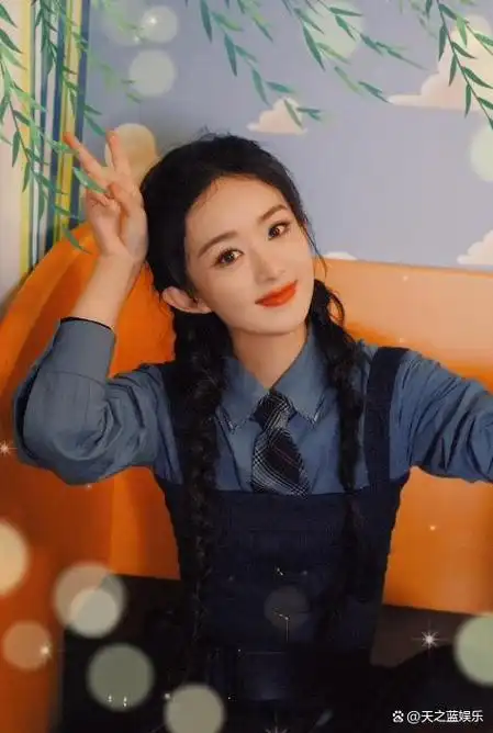 赵丽颖身穿蓝色衬衫搭配黑色背带裤,酷飒有型,甜笑可爱满分,瞬间引爆