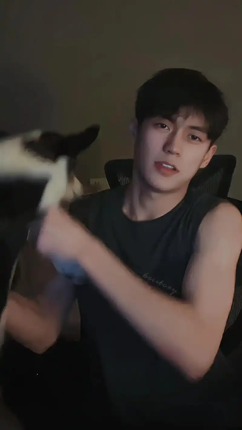 余庆伟 #人鱼线的pdd #余年年 #年年有余   少爷这 - 抖音