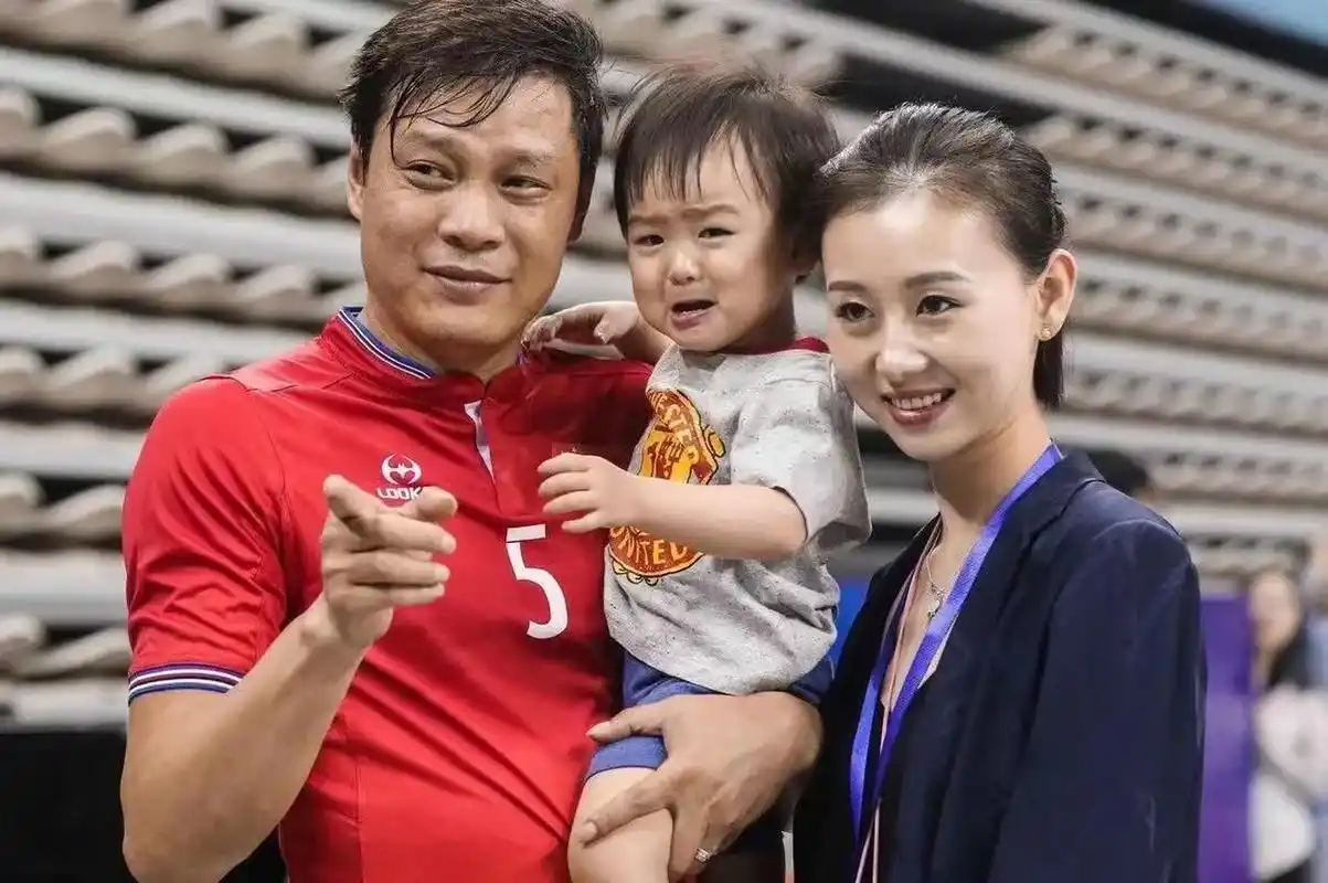 范志毅的第一任妻子李倩现身,她的气质优雅韵味十足,与女儿范斯晶同框