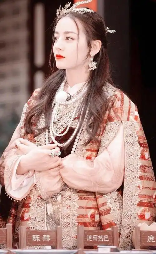 迪丽热巴民族风服饰唯美写真图片