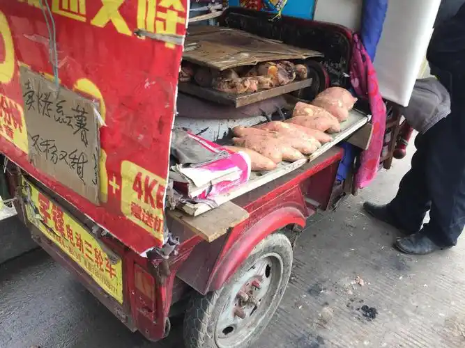 大爷路边摆摊卖"烤地瓜",穿着很寒酸,手背却暴露了它的收入!