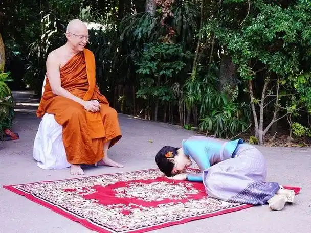 光腿跪在水泥地看着都疼,跪姿也绝|跪拜礼|王室_网易订阅