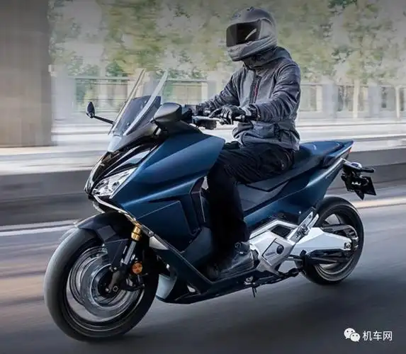 300的本田,今天又有新动作了,推出了自家旗下的大踏板--2023款nss750