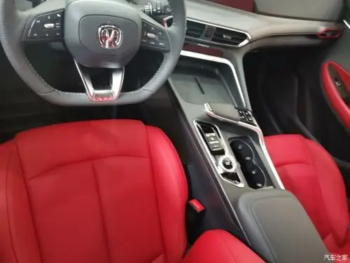 内饰红色的座椅,比较强调运动感