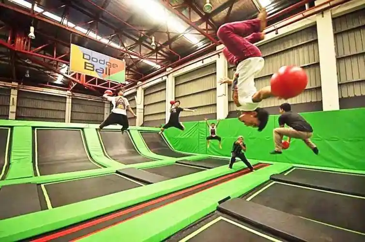 反转地球狂欢 蹦床乐园带你重回童年!