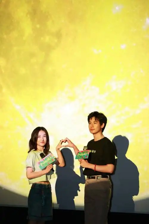 韩寒夸张子枫胡先煦演技##韩寒辟谣谈恋爱就要谈异地恋