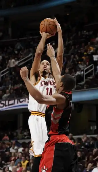 组图骑士战胜猛龙汤普森怒扣米尔斯奋力突破