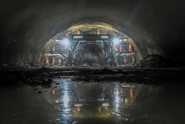 隧道掌子面开挖 .中铁四局供图
