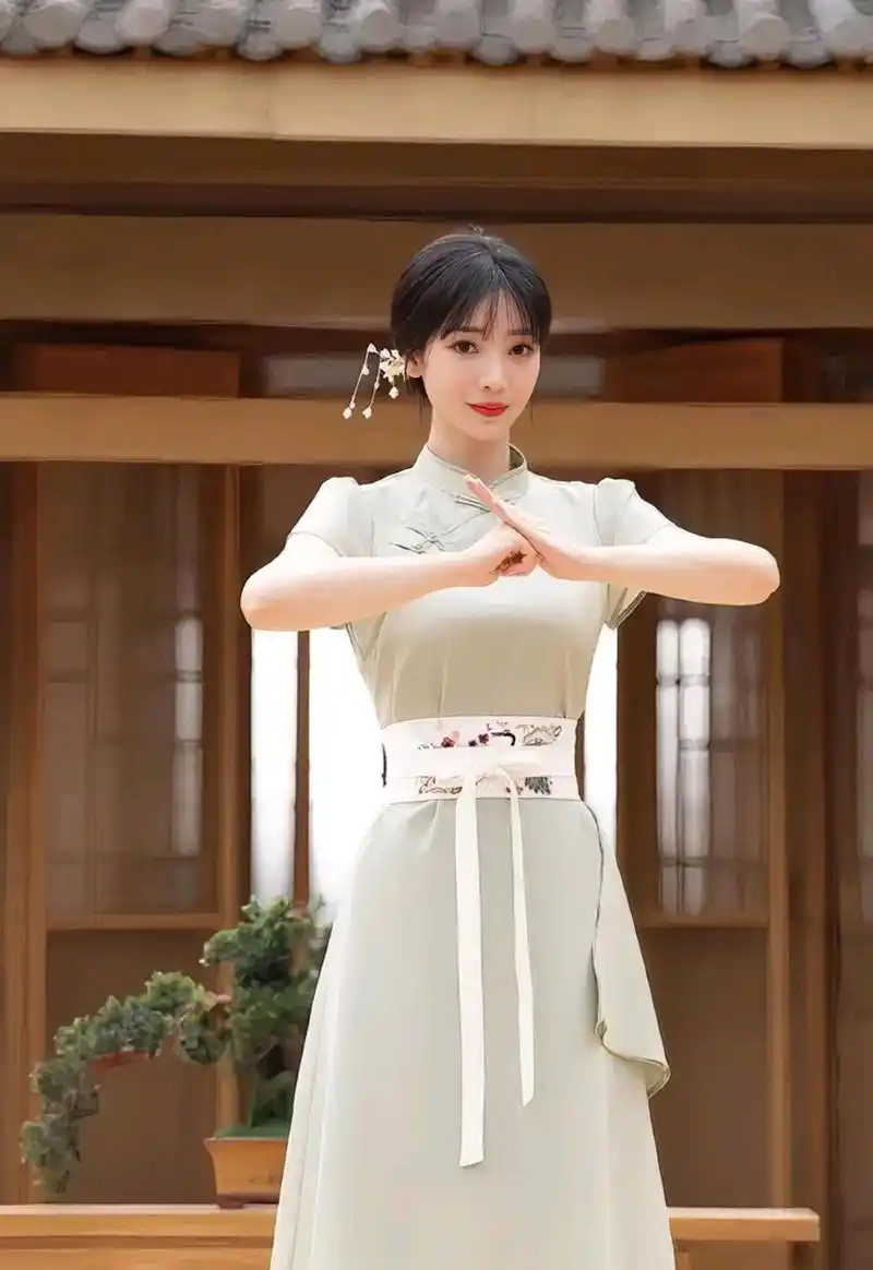 柳岩穿改良旗袍身材凹凸有致 蛮腰纤细事业线傲人