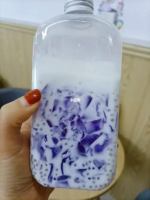 这是我做的第一份星空奶冻(白凉粉放少了,没凝固好,牛奶又倒多了)