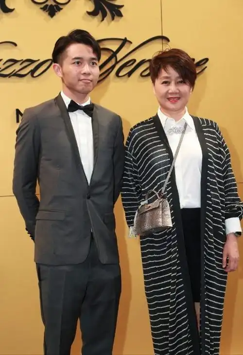 赌王家族齐聚开幕式何超琼穿小黑裙最霸气奚梦瑶怎么站最边上