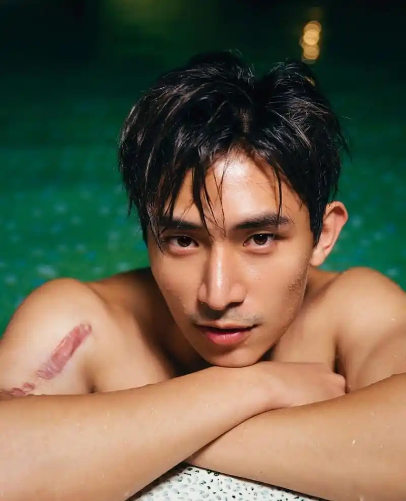 腹肌# #腹肌男孩# #户外游泳