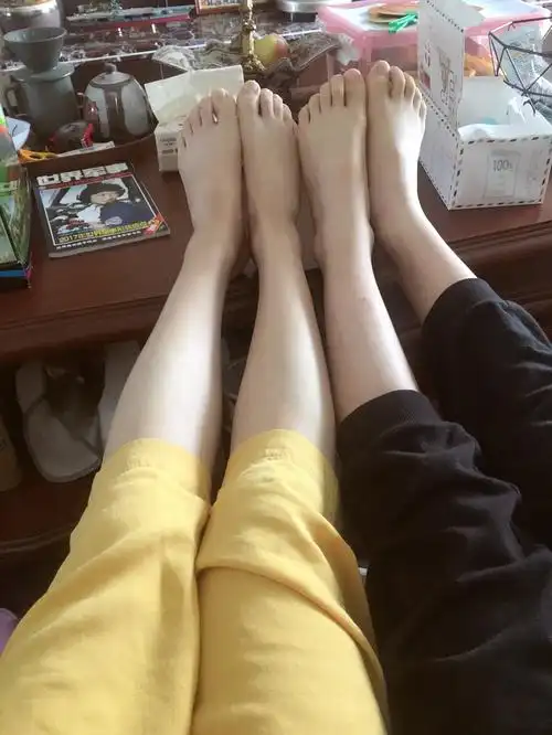 跟小学生比脚完败