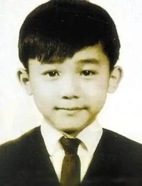 没见过的这些明星童年照有的自带喜感有的从小帅到大