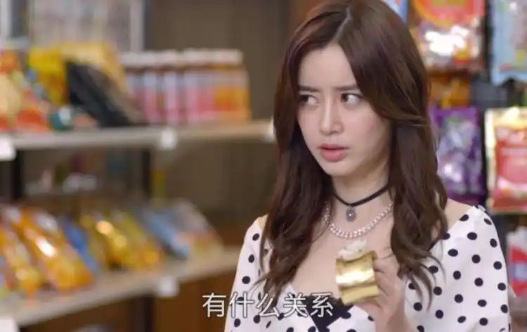 在《终极一班》最先出现的性感女神,应该就是田欣老师了.