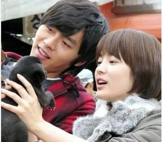 传宋慧乔玄彬分手9年复合,疑同居生活,深夜拍拖遛狗