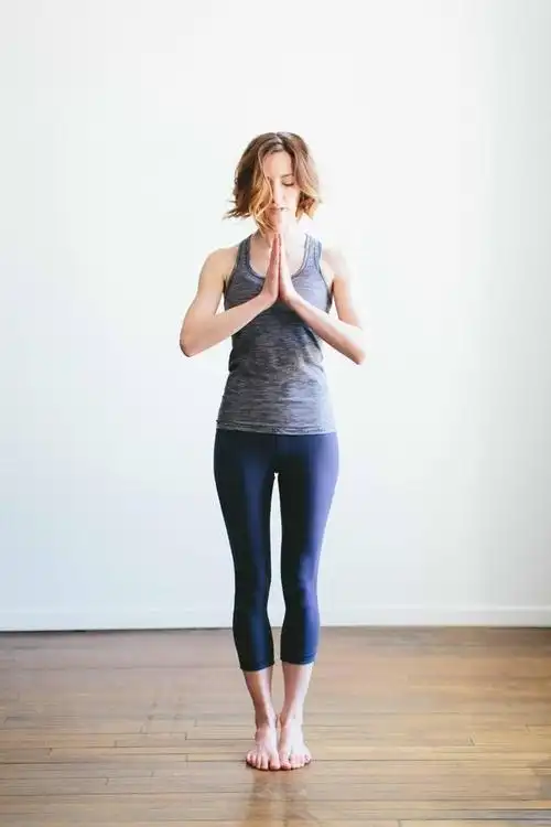 山式站立,保持两膝绷直.