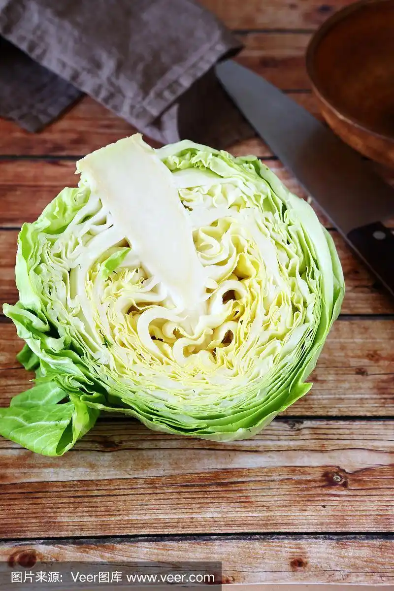 卷心菜切在木板上