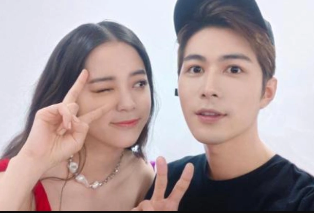 权志龙和欧阳娜娜还合过影?两人亲密搭肩,看起来cp感十足