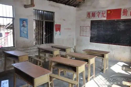 小学破旧的教室