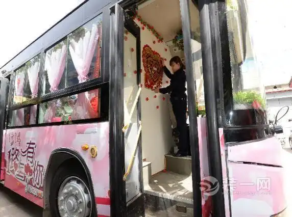 公交车装饰成婚车 邯郸新婚祝福号巴士亮相街头迎亲