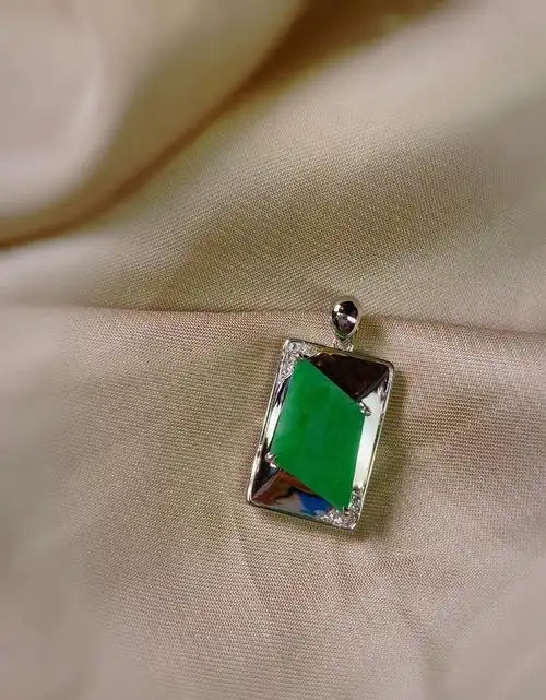 翡翠方牌吊坠