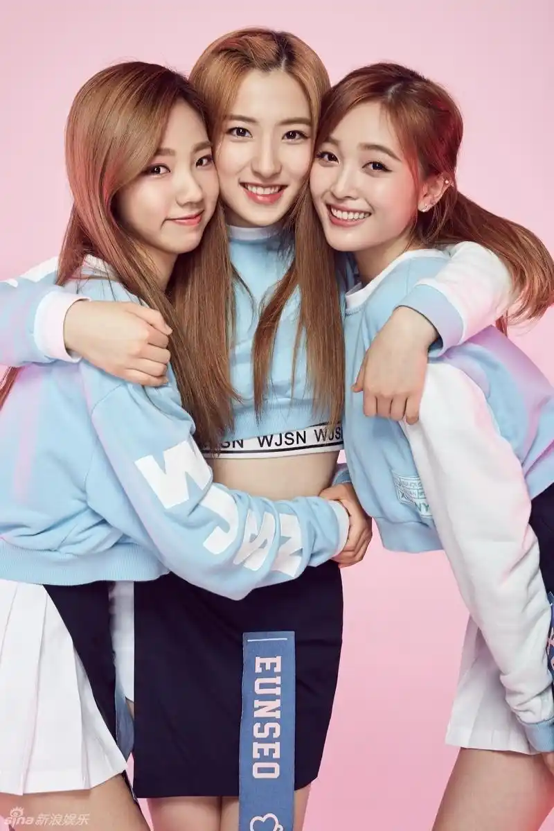 组图:女团宇宙少女写真曝光 粉色尽显俏皮感_高清图集_新浪网