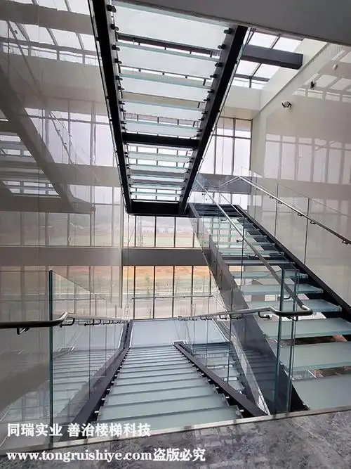 悬挑玻璃楼梯