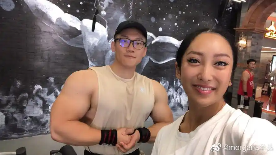 恭喜弟弟短腿小萝卜babycarrot的加伍磅健身正式开业