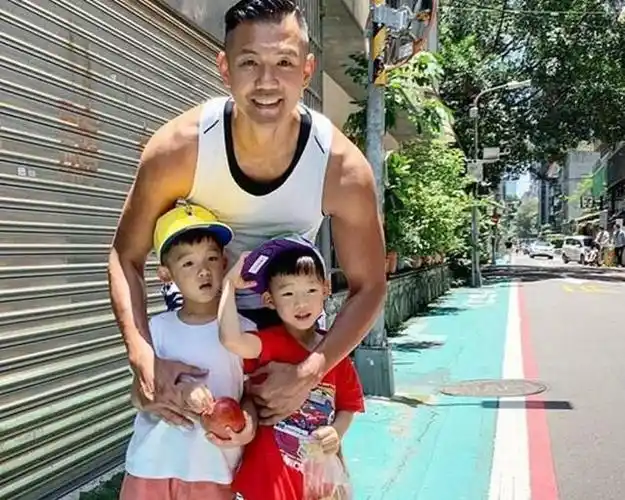 陈建州和范玮琪双胞胎初长成仅4岁就有190cm父亲的一半身高