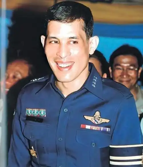 泰国国王年轻也是小鲜肉继承普密蓬轮廓只有像妈的凸嘴太扣分