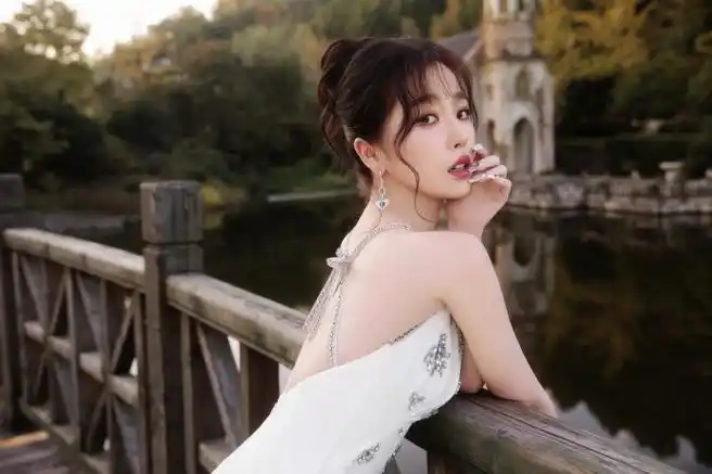 虞书欣白色露背钉珠礼服裙