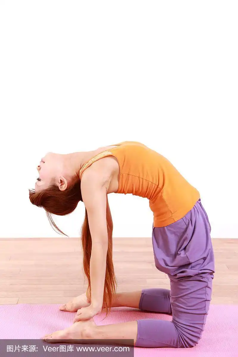 年轻女子做瑜伽"骆驼式"