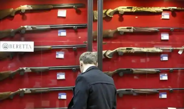 俄学校爆发枪击惨案,19人遇难,凶手一月前刚拿到霰弹枪持枪证_俄罗斯