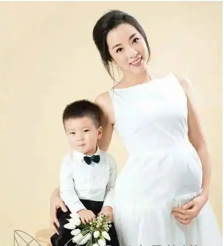 李思思十年主持9次春晚嫁初恋三年生两子她的背景是她自己