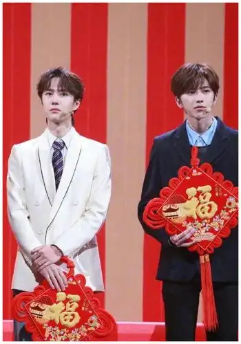 王一博蔡徐坤同框,官方身高一目了然!