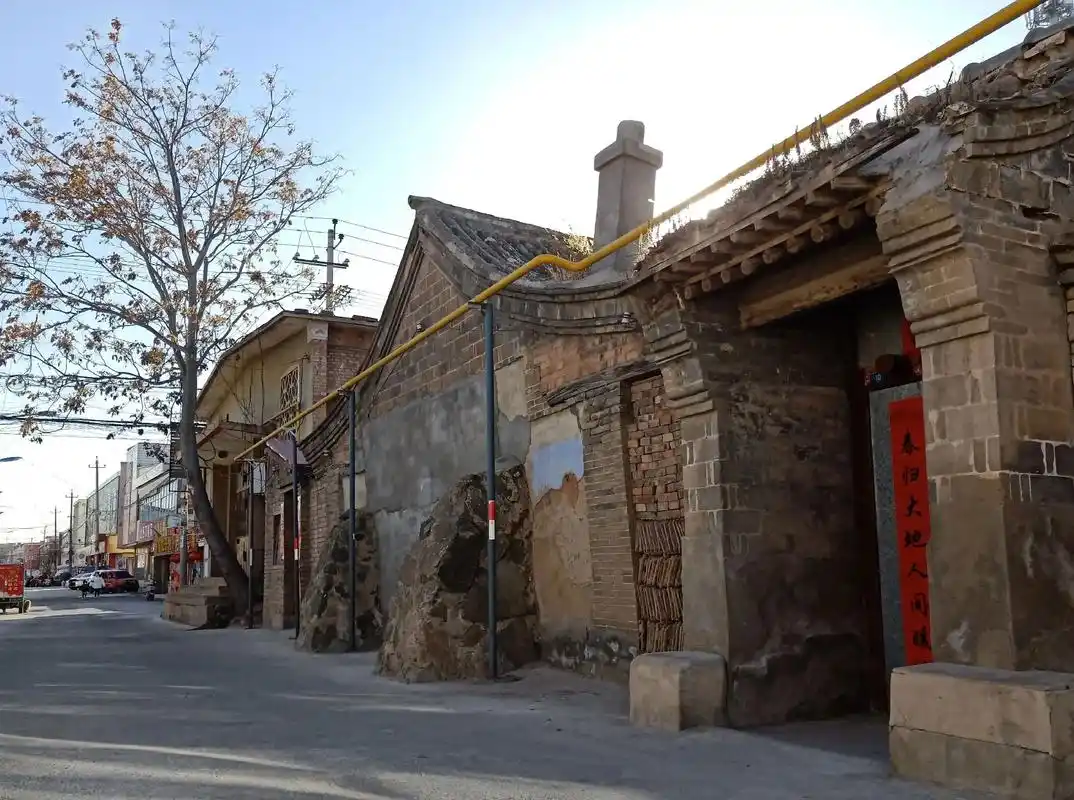 柴沟堡老街一隅.今天下午抽空到老城区走了走,风比较大,柴沟堡 - 抖音