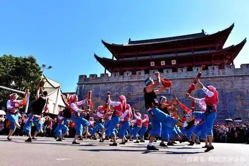 云南这个古城春节祭孔,投壶,跳烟盒舞,堪称最温暖古老的春节