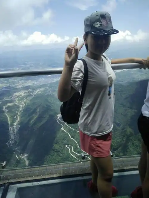 金庭小学六年级二班,女孩吴彩琳