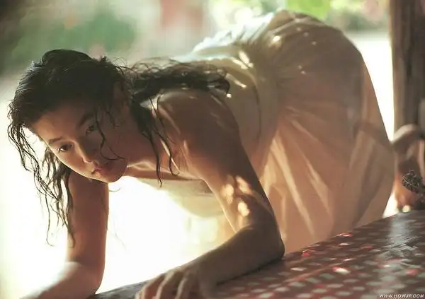 摄影有温度丨赤名莉香今年50岁了她会否仍然让你相信爱情美好